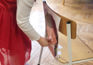 Dziewczynka wkłada przysmak