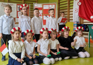 Dzieci śpiewają piosenkę