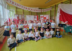 Dzieci z nagrodami za zajęcie pierwszego miejsca