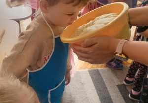 Chłopiec wącha ciasto na rogale