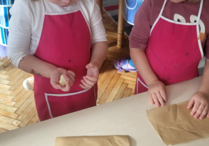 Dziewczynka dotyka ciasto