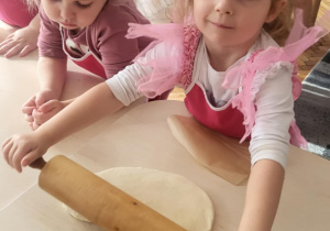 Dziewczynka trzyma wałek do ciasta