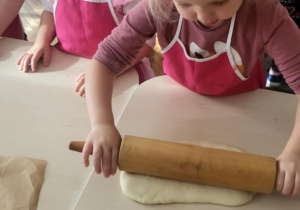 Dziewczynka wałkuje ciasto