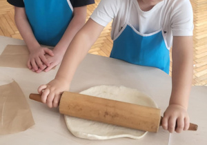 Chłopiec trzyma wałek do ciasta