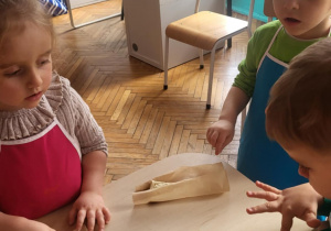 Dzieci z trójkątami z ciasta