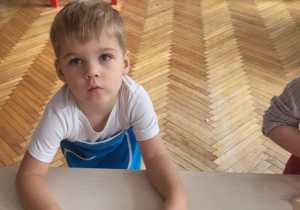 Chłopiec ze swoim kawałkiem ciasta