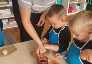 Dziecko nakłada dżem