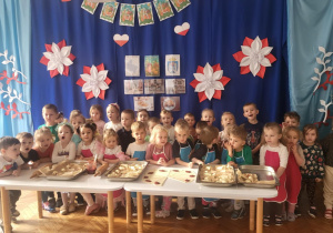 Dzieci z surowymi rogalami po warsztatach