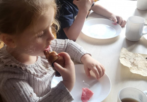 Dziewczynka je rogala