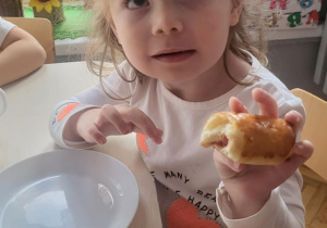 Dziewczynka pokazuje upieczonego rogalika