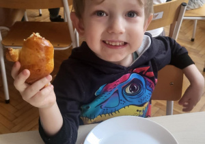 Chłopiec ze swoim rogalem