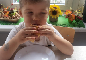 Chłopiec nad talerzem je rogala