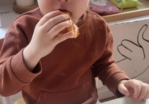 Dziewczynka je rogalika