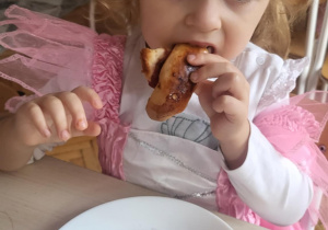 Dziewczynka gryzie rogala