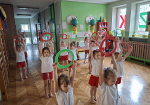 Dzieci trzymają koła w górze