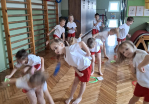 Dzieci robią skłony