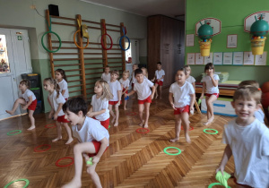 Dzieci przekladają woreczek pod kolanem