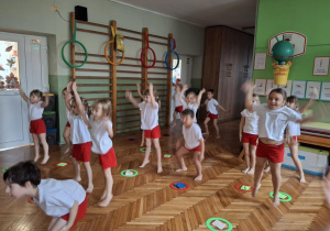 Dzieci podskakują w górę