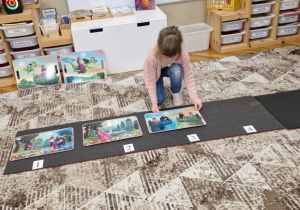 Dziewczynka kladzie ilustracje