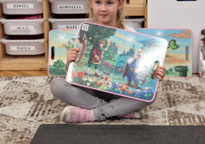 Dziewczynka trzyma ilustrację