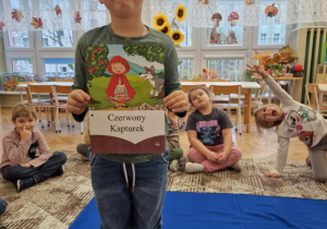 Chłopiec z ilustracją Czerwonego Kapturka