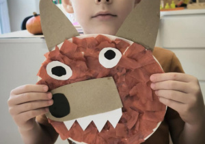 Chłopiec z pracą plastyczną wilka