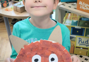 Chłopiec z maską wilka