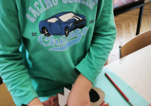 Chłopiec dorysowuje oczy wilkowi