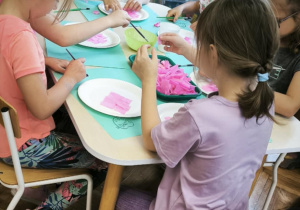 Dzieci pracyją przy stolikach