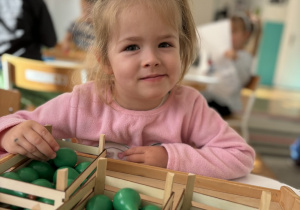 Dziewczynka z liczmanami gruszek