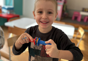 Chłopiec ze stempelkami