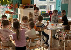 Dzieci przy stolikach