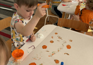 Chłopiec robi wzorki