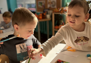 Dziewczynka macza pędzel w wodzie