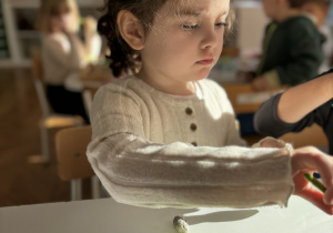 Dziewczynka z pędzlem