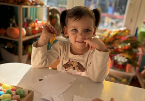 Dziewczynka siedzi z nożyczkami