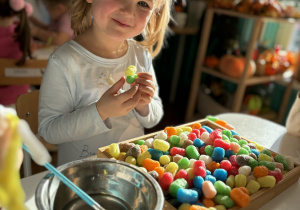 Dziewczynka przykleja kreatywne chrupki