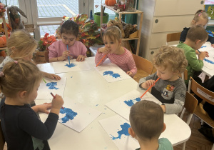 Dzieci dmuchają przez rurki