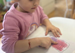 Dziewczynka rozsmarowuje suche pastele