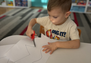 Chłopiec wycina po linii