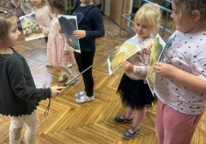 Dziewczynka wskazuje słońce