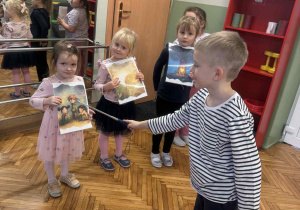 Chłopiec wskazuje na ilustracji dzieci