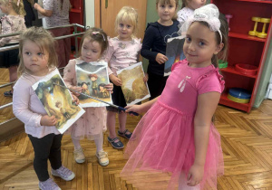 Dziewczynka wskazuje na ilustracji przestrzaszonego chłopca