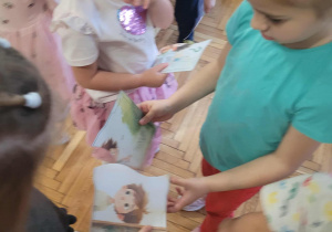 Dzieci odszukują połówki puzzli