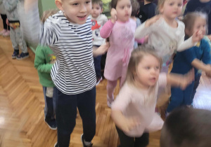 Dzieci bawią się do zabawy