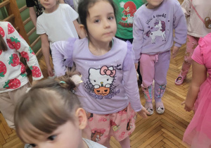 Dzieci ruszają ramionami