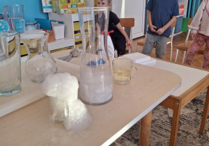 Wydobywanie się piany ze szklanki