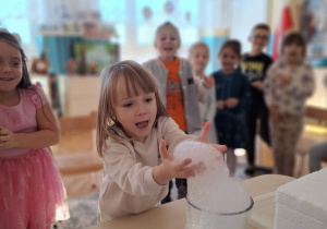 Dziewcyznja bierze pianę w ręce