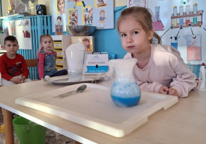 Dziewczynka zdmuchuje dym