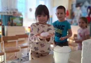 Dziewczynka ma na rękach pianę